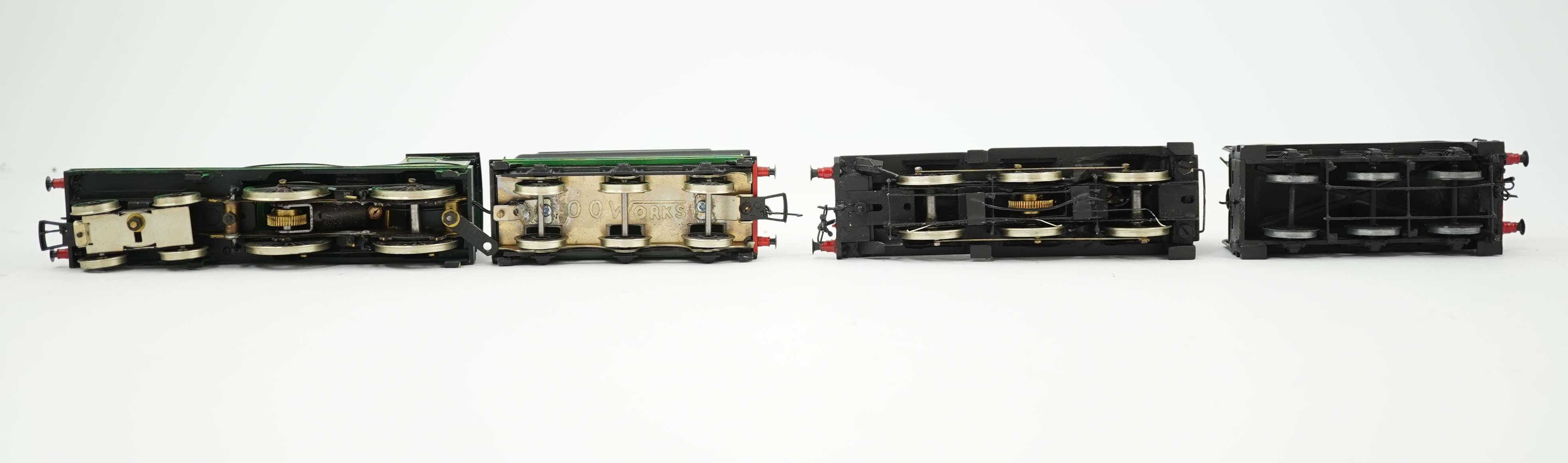 Two 00 gauge brass and white metal kit built Southern Railway tender locomotives; a Wainwright class L 4-4-0, 1769, together with an OO Works kit Maunsell class Q 0-6-0, 530, constructed, painted and lined to a high stan